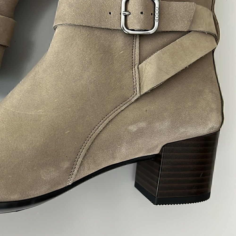 New ECCO Women's Dress Classic 35mm Buckle Ankle Boot in Taupe Nubuck Size 10 - Picture 4 of 11